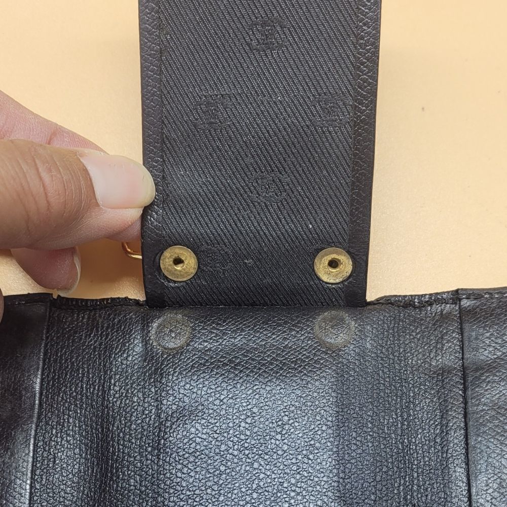 Authentic Chanel CC Logo Keycase - Picture 6 of 10